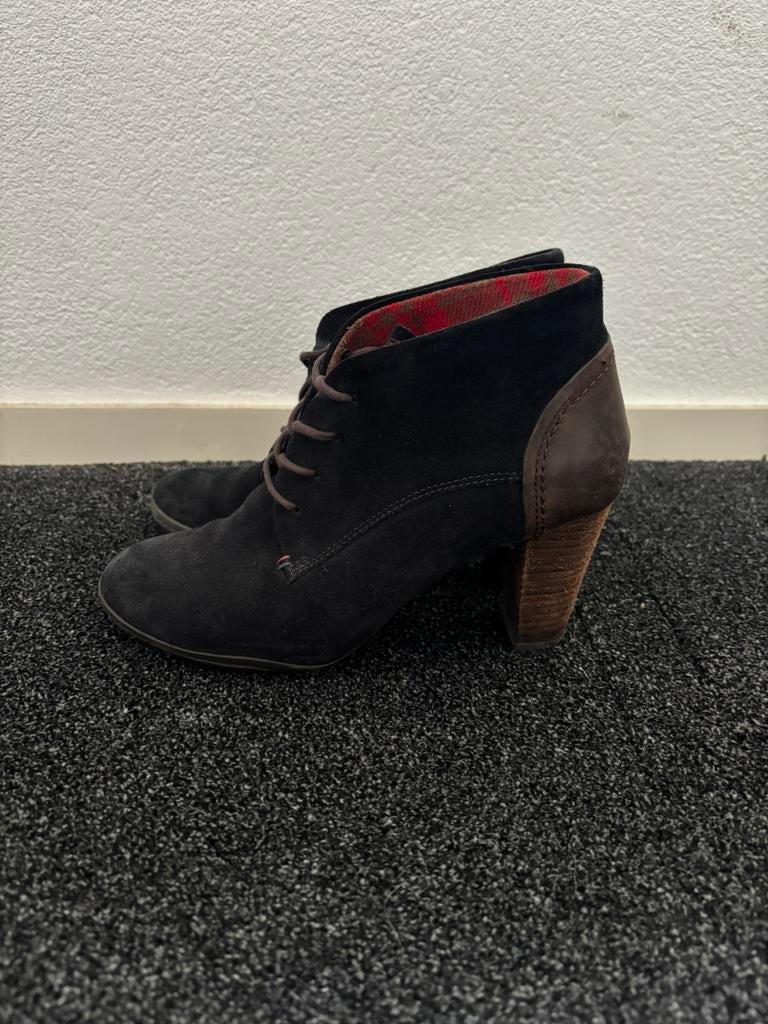 Tommy hilfiger donkerblauwe laarsjes met hak maat 39, Blauw, Ophalen of Verzenden, Zo goed als nieuw, Schoenen met hoge hakken