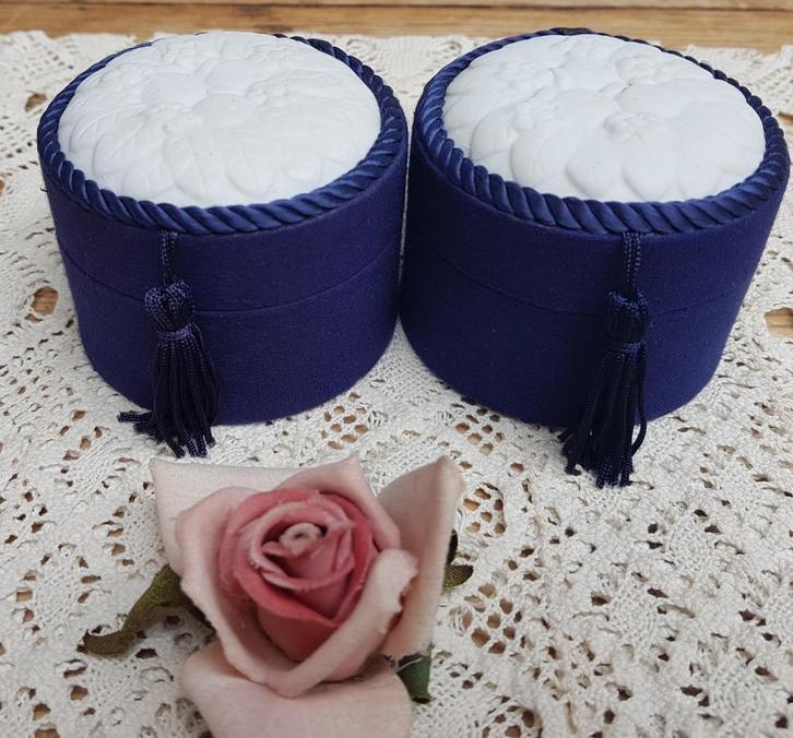 2 Stoffen doosjes met wit porseleinen deksels, Yves Rocher, Antiek en Kunst, Curiosa en Brocante, Ophalen of Verzenden