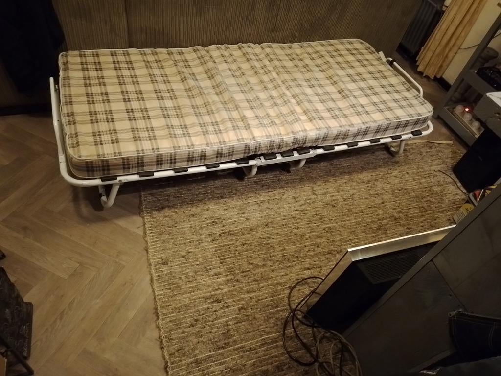 Mooi opklapbaar bed, Huis en Inrichting, Banken | Voetenbanken en Poefen, Ophalen, Zo goed als nieuw, Rechthoekig