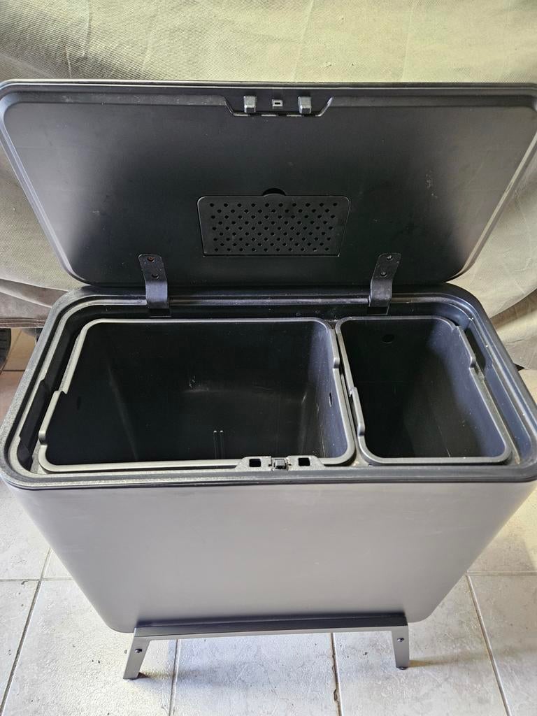 Afvalbak 60L met 2 compartimenten op pootjes zwart, Huis en Inrichting, Woonaccessoires | Prullenbakken, 40 liter of meer, Ophalen