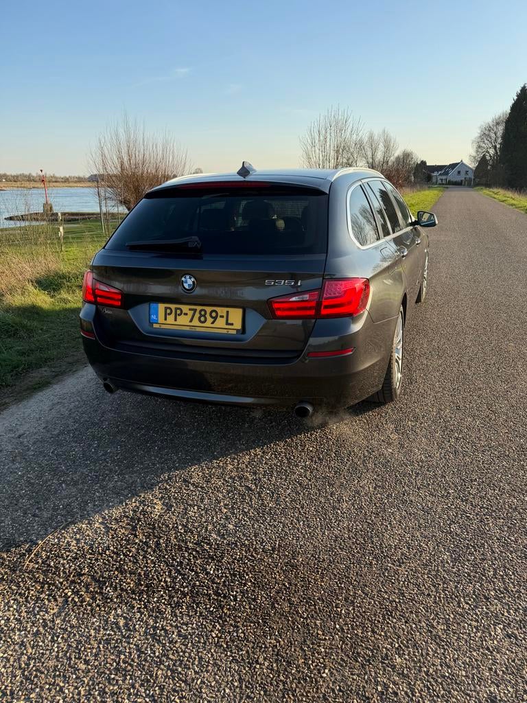 BMW 5-Serie 3.0 I 535 225KW Touring AUT 2011 Grijs, Auto's, Automaat, Achterwielaandrijving, 2000 kg, Stationwagon