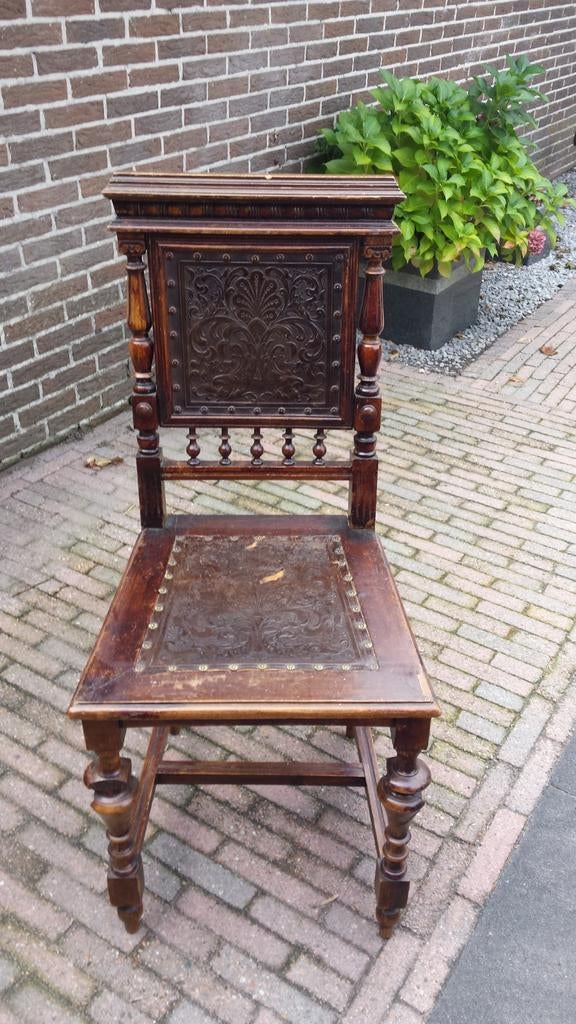 Antieke stoel met houtsnijwerk, Ophalen