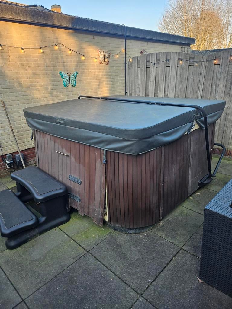 Jacuzzi 2x2m, 1.10m hoog - Goede staat, Ophalen, Gebruikt, Afdekzeil, Vast