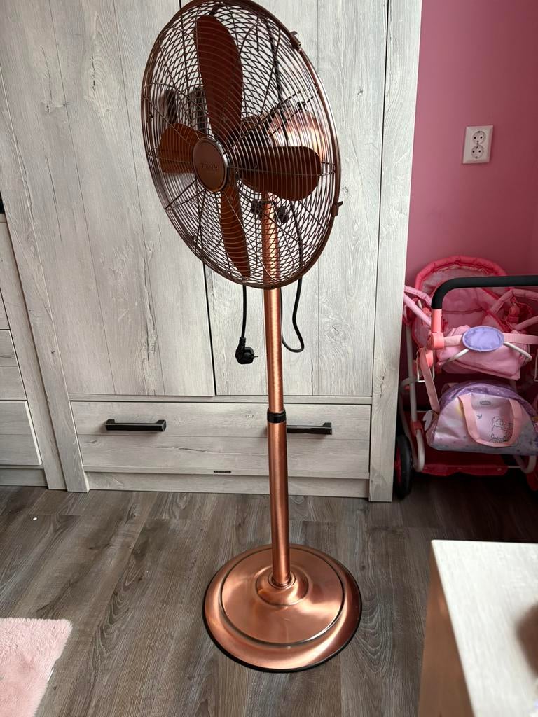 Vloerventilator zgan koperkleur, Witgoed en Apparatuur, Ventilatoren, Ophalen, Zo goed als nieuw, Vloerventilator