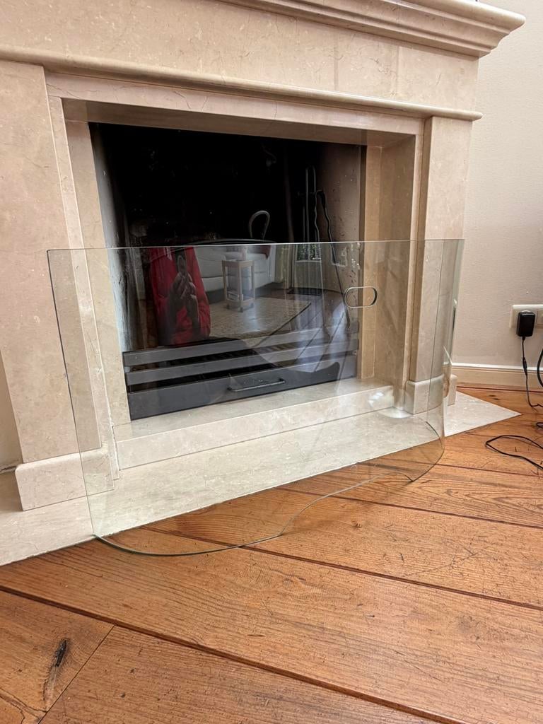 Haardscherm van gebogen gehard glas. Nieuwstaat, Ophalen, Zo goed als nieuw, Inbouwhaard, Houthaard