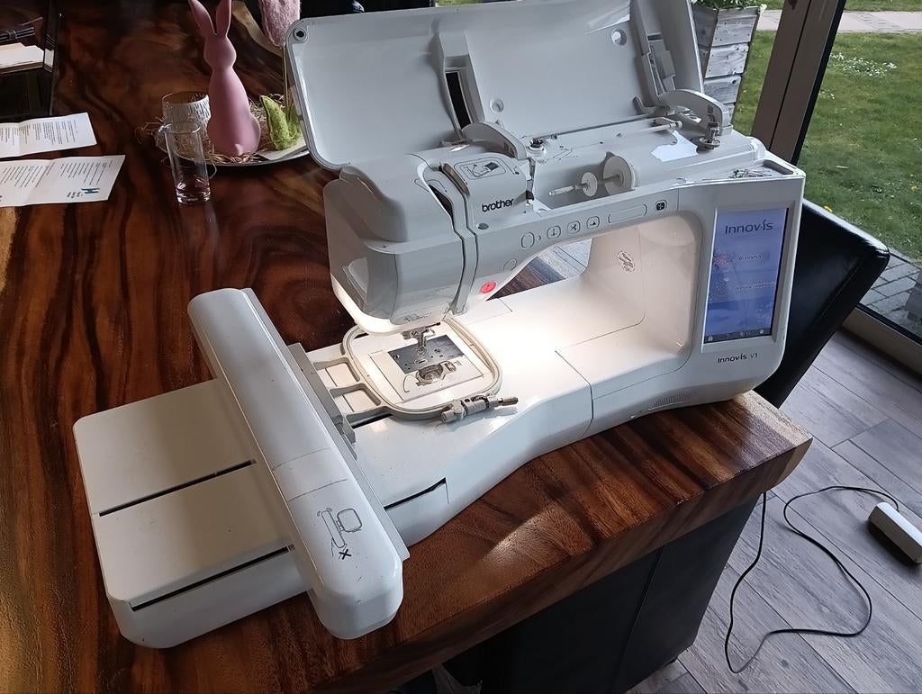 Brother innovis v3 borduurmachine, Hobby en Vrije tijd, Ophalen, Gebruikt