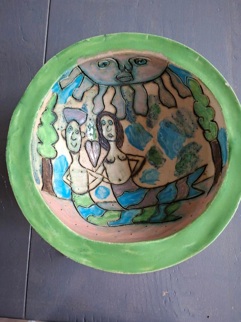 Unieke handgemaakte keramische schaal met figuren, Antiek en Kunst, Antiek | Keramiek en Aardewerk, Ophalen of Verzenden
