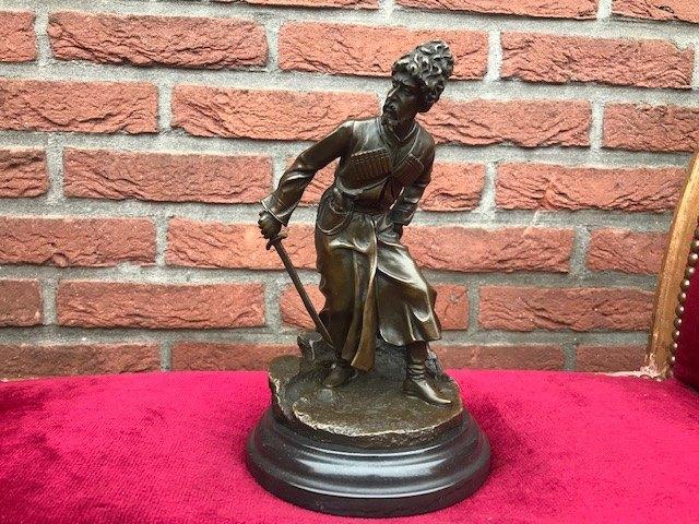 figuur met bontmuts en sabel, brons en marmer, Antiek en Kunst, Ophalen of Verzenden, Brons