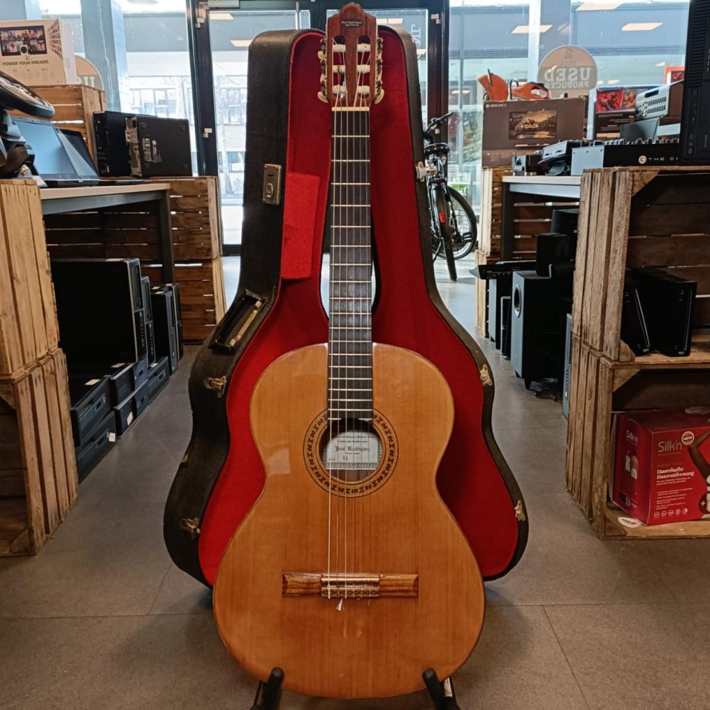 Jose Rodriguez Nr 18. Classical Guitar Nette staat, Fender, Zo goed als nieuw, Support@fender.com, 17600 Catalina Street
Los Angeles, CA 90746
USA