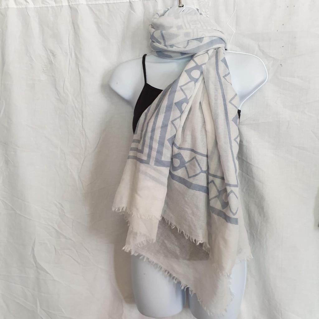 Mooie dames sjaal, wit met blauw. 140 x 140, Maat 38/40 (M), ., Ophalen of Verzenden, Zo goed als nieuw