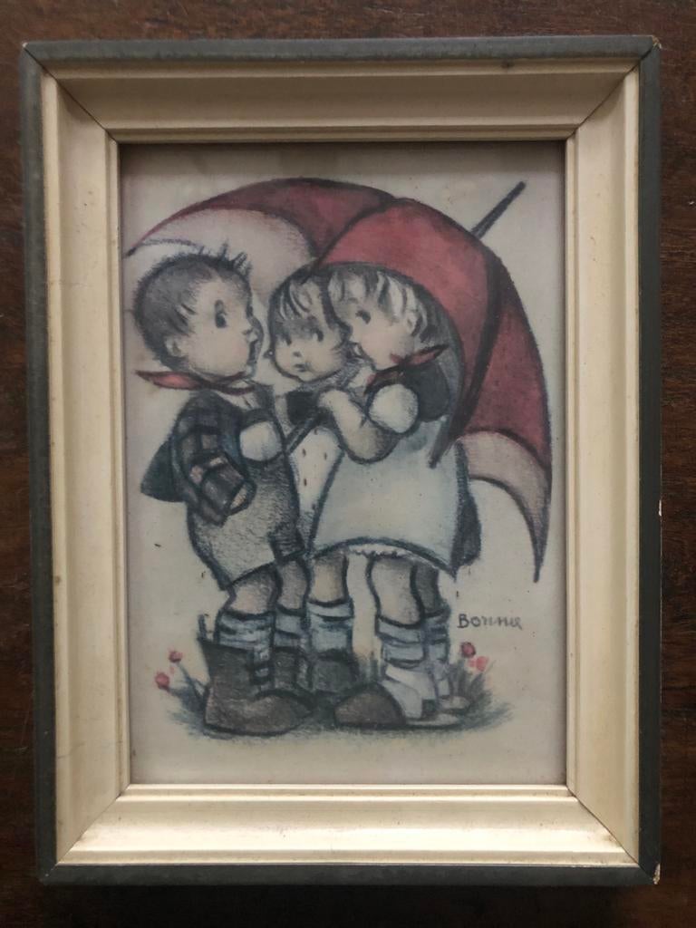Vintage ingelijste Hummel prent van kinderen onder paraplu, Ophalen of Verzenden, Voor 1940, Gebruikt