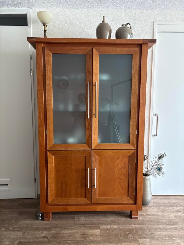 Kersen Houten vitrinekast met glazen en dichte deuren, Ophalen, 100 tot 150 cm, 200 cm of meer, Zo goed als nieuw