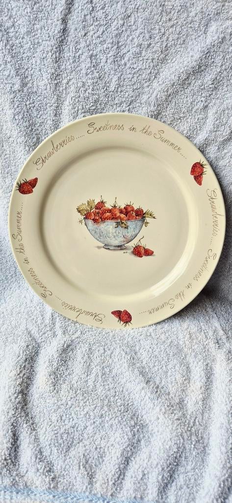 Aardbeien bord- Sweetness in the Summer jet ter steege, Ophalen of Verzenden, Zo goed als nieuw, Overige stijlen, Bord(en)