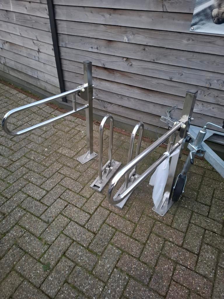 2 Rvs opklapbare Toiletbeugels en 2 rvs douche leunings., Ophalen, Rvs, Douche