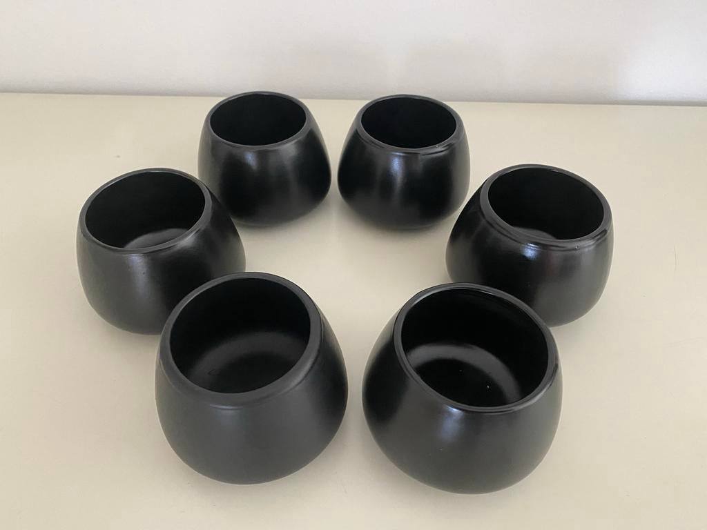 Zes zwarte saus kommetjes, Huis en Inrichting, Keuken | Servies, Gebruikt, Keramiek, Ophalen of Verzenden, Kom(men)