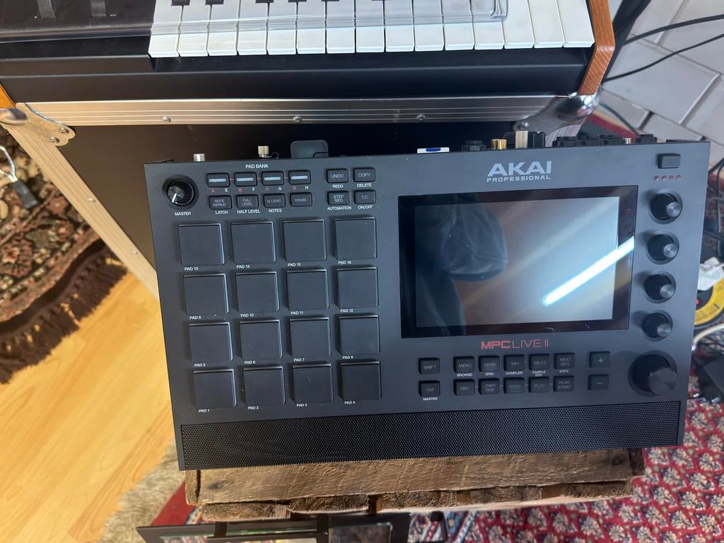 Akai MPC Live II + Doos + Decksaver, Ophalen, Zo goed als nieuw