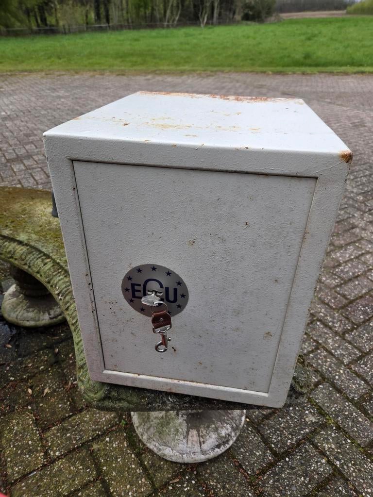 Oude kluisje zit roest op buiten zijde  slot werkt goed, Ophalen, Gebruikt