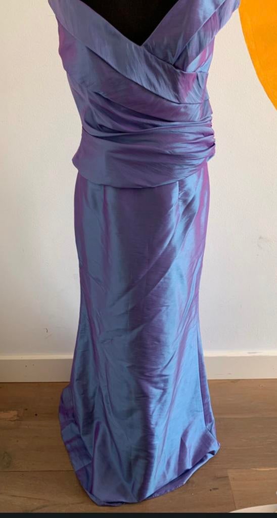 Lange galajurk in lila kleur - Zo goed als nieuw, Maat 38/40 (M), Galajurk, Paars, Ophalen of Verzenden