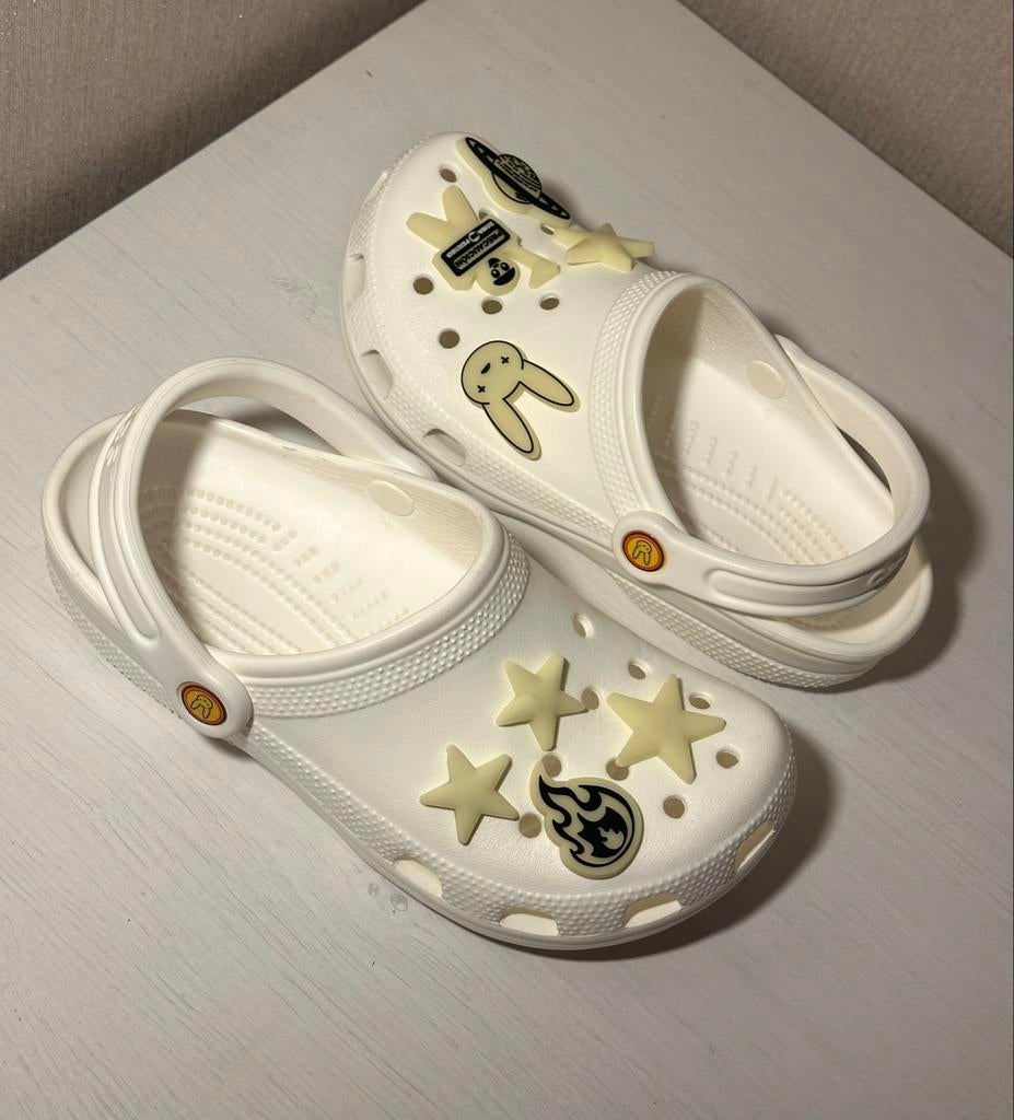 Bad Bunny Glow in the Dark Crocs, Kleding | Dames, Schoenen, Ophalen of Verzenden, Zo goed als nieuw, Wit, Slippers