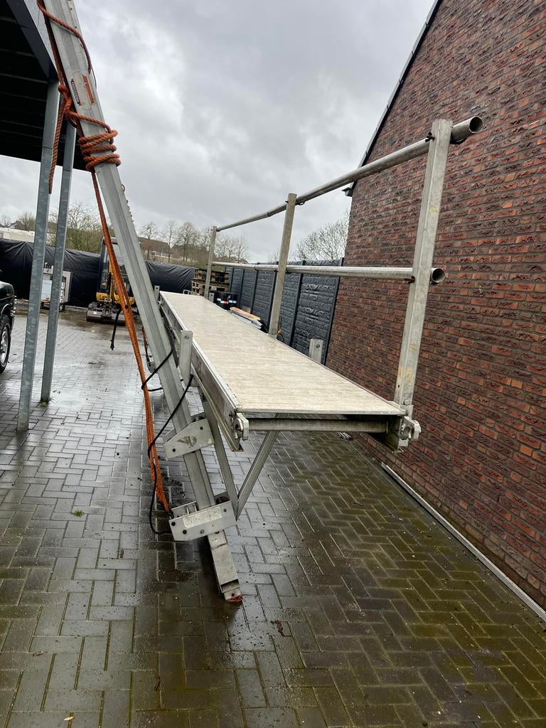 Altrex Werkstelling/steiger met loopbrug 6.40m, Ophalen of Verzenden, Gebruikt, Gevelsteiger, 5 meter of hoger