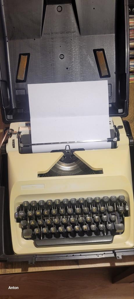 Vintage  Typemachine Triumph  met koffer, Diversen, Typemachines, Ophalen
