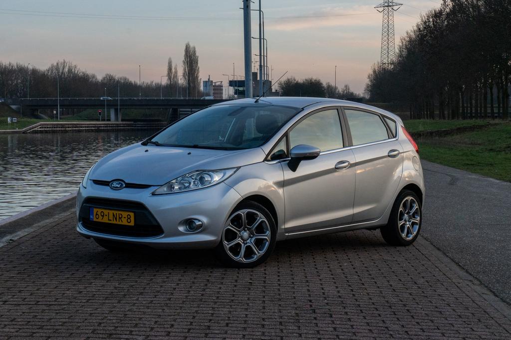 Ford Fiësta 1.25 60KW 5DR 2010 Grijs, Auto's, Voorwielaandrijving, 1242 cc, Parkeersensor, Origineel Nederlands