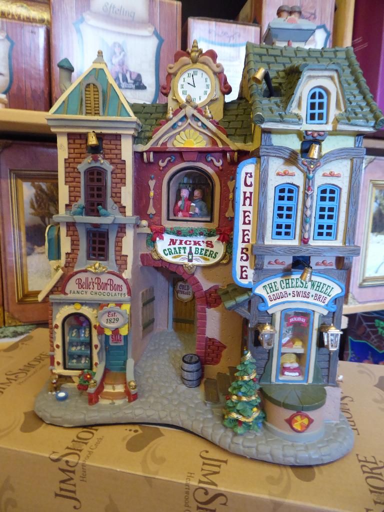 Lemax Item - Facade Ye olde cobblestone road -  ik ruim op, Ophalen of Verzenden, Nieuw