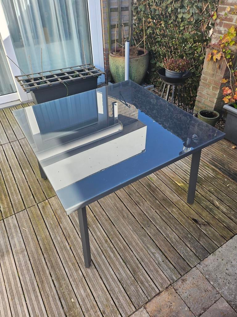 Glazen tuintafel met metalen onderstel, Tuin en Terras, Tuintafels, Ophalen of Verzenden, Gebruikt, Vierkant, Metaal