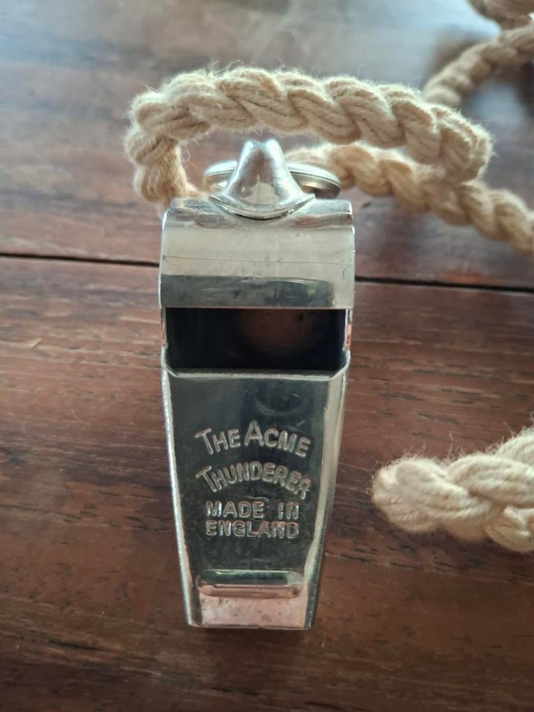 The Acme Thunderer fluitje, Ophalen