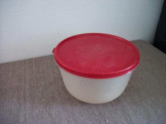Tupperware Schaal ( rood deksel, 2 Liter ), Ophalen of Verzenden, Gebruikt, Rood, Schaal
