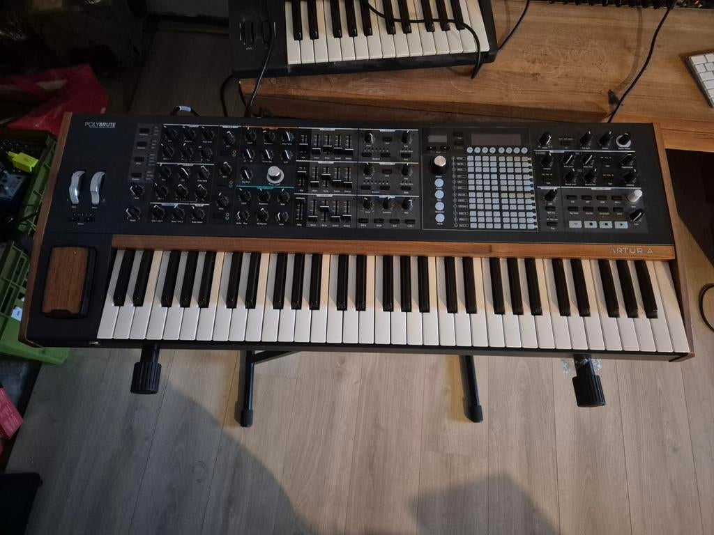 Arturia Polybrute 6 met origineel onderstel, Muziek en Instrumenten, Synthesizers, Zo goed als nieuw, Overige merken, Met midi-aansluiting
