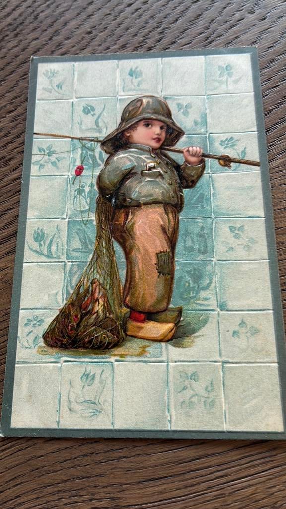 Jongen met visnet en hengel. Mooie reliefkaart, Ophalen of Verzenden, Voor 1920, Ongelopen, Kinderen