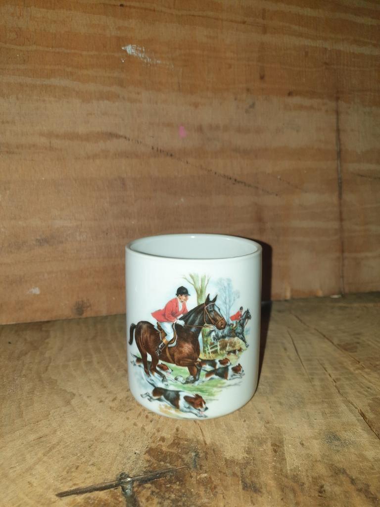 Porseleinen beker met jachttafereel, Antiek en Kunst, Antiek | Porselein, Ophalen of Verzenden