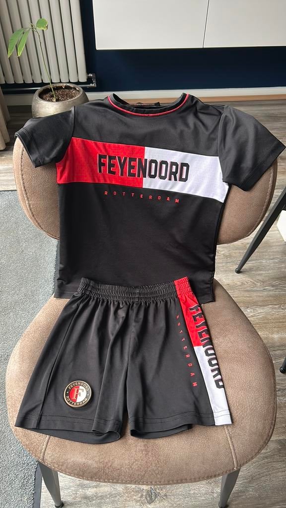 Feyenoord tranings tenue maat 140, Ophalen of Verzenden, Zo goed als nieuw, Jongen, Sport- of Zwemkleding