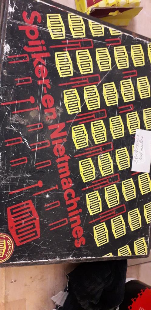 Nietmachine met nieten, Ophalen, Zo goed als nieuw