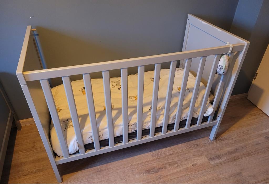 Lichtgrijs Ikea Sundvik ledikant, Ophalen, Gebruikt, Lattenbodem, Minder dan 140 cm