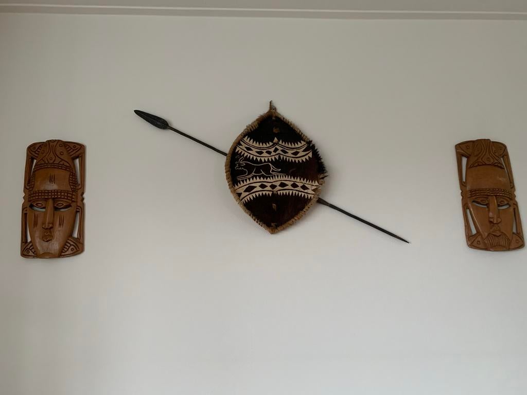 Afrikaans Schild met Speer en Maskers, Ophalen of Verzenden