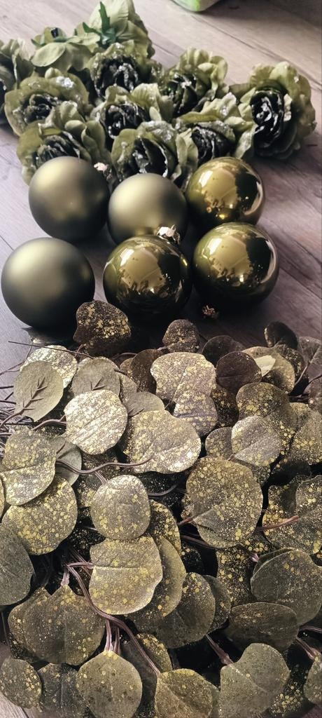 Groene kerstdecoratie - takken, ballen, bloemen, Ophalen