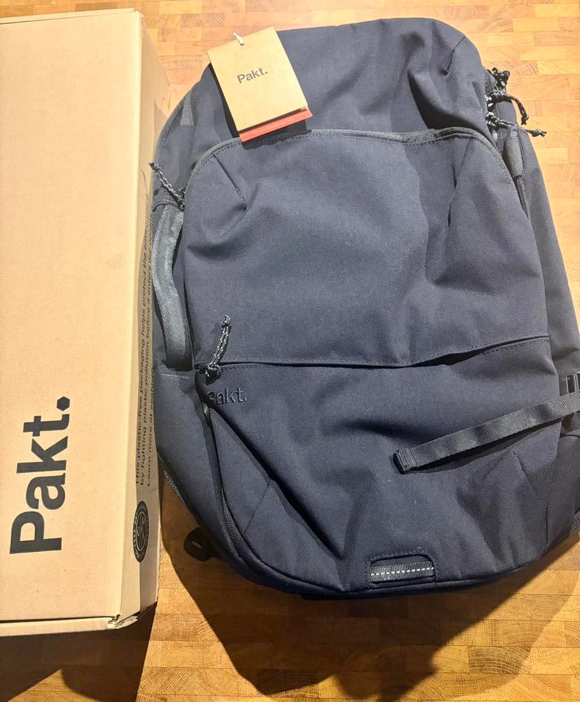 PAKT The Travel Backpack clamshell V2, Sieraden, Tassen en Uiterlijk, Tassen | Rugtassen, Nieuw, Overige merken, 25 tot 40 cm