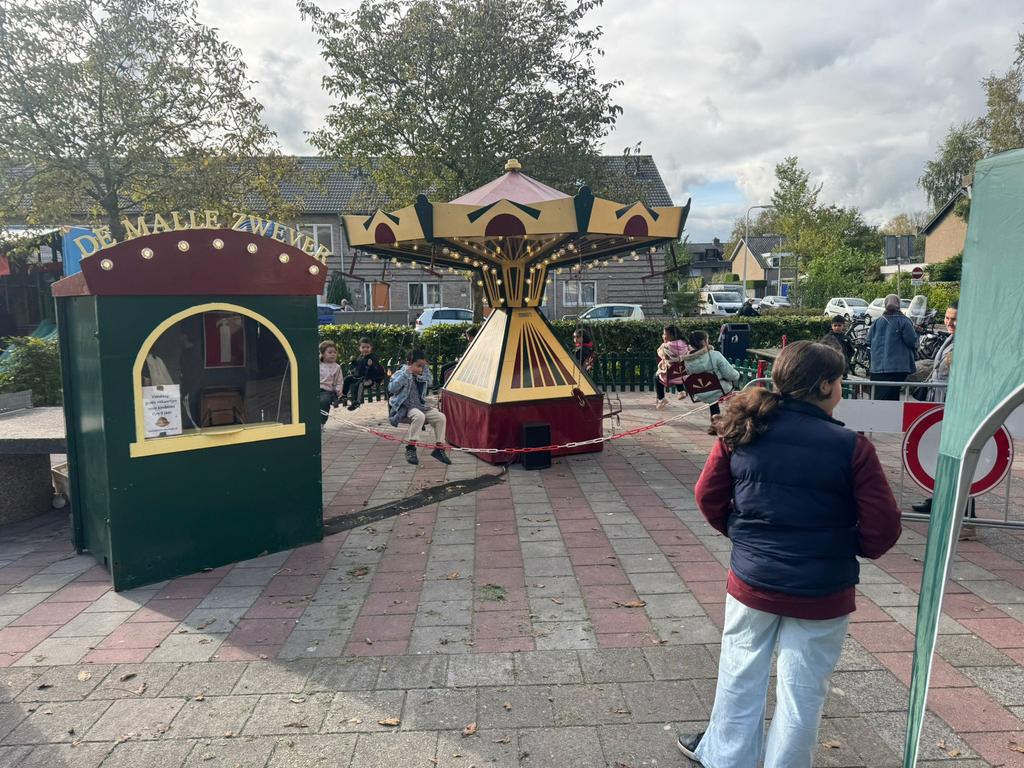 Te huur draaimolen,zweefmolen,springkussen,attractie, Ophalen of Verzenden, Zo goed als nieuw, Overige