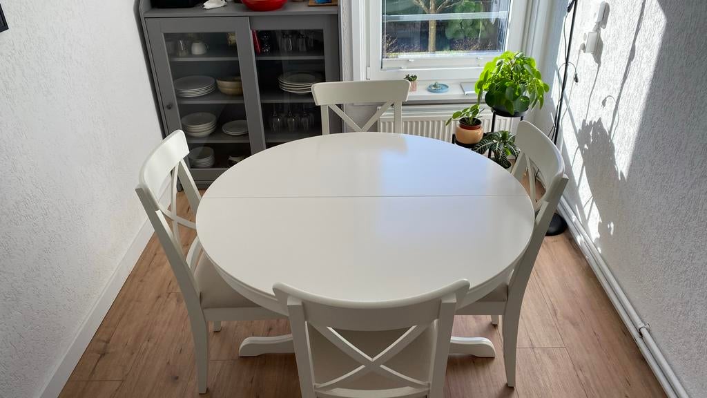 IKEA Witte ronde uitschuifbare eettafel en 4 stoelen, Huis en Inrichting, Tafels | Eettafels, Ophalen, Kunststof, Gebruikt, 100 tot 150 cm