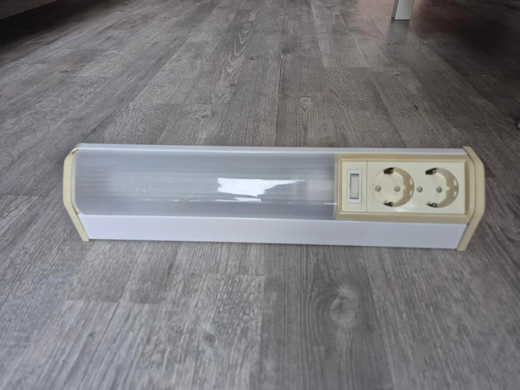 WandLamp met stopcontact, badkamer/keuken vintage, Gebruikt, Ophalen of Verzenden, Minder dan 100 cm, Metaal