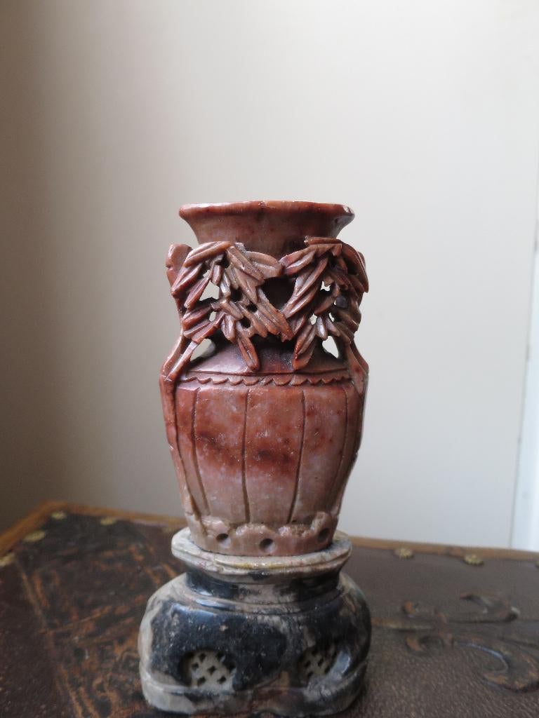 mooi handgem speksteen beeldje bruikbaar als vaasje 17 cm, Antiek en Kunst, Ophalen of Verzenden