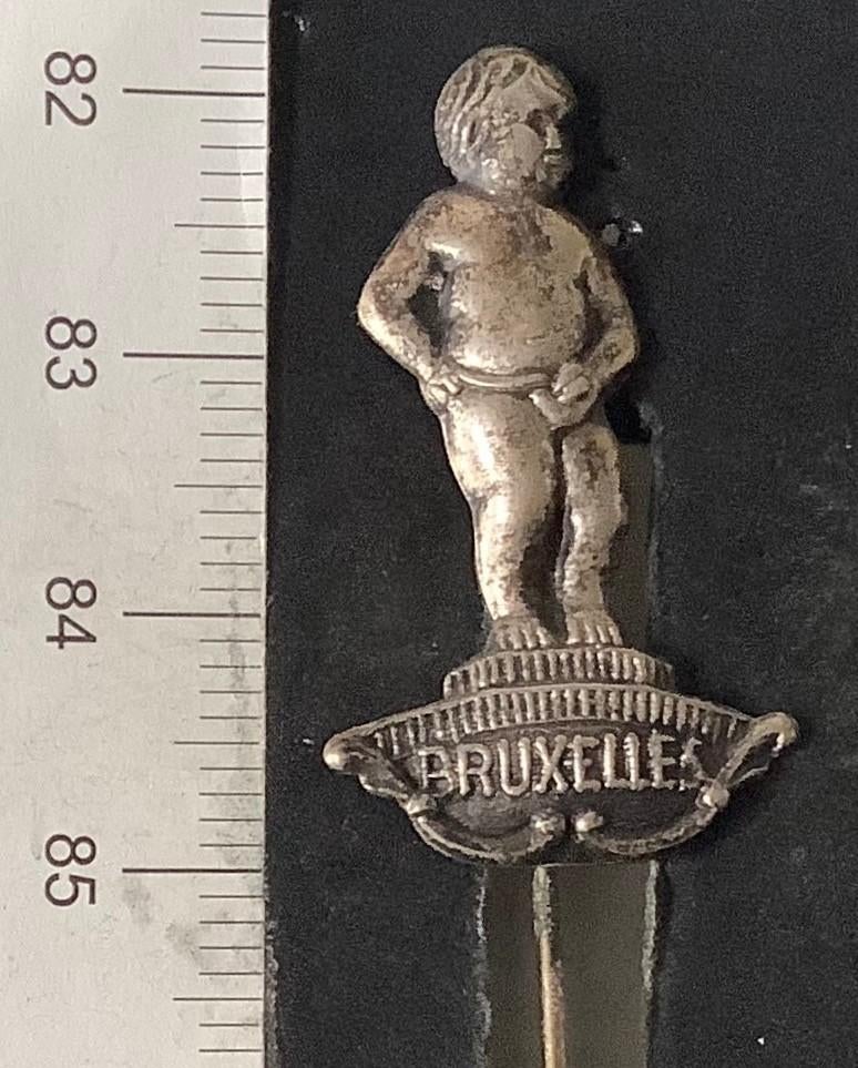 speld, Brussel, Manneke Pis type 2 (B, Verzamelen, Speldjes, Pins en Buttons, Ophalen of Verzenden, Gebruikt, Stad of Land, Speldje of Pin