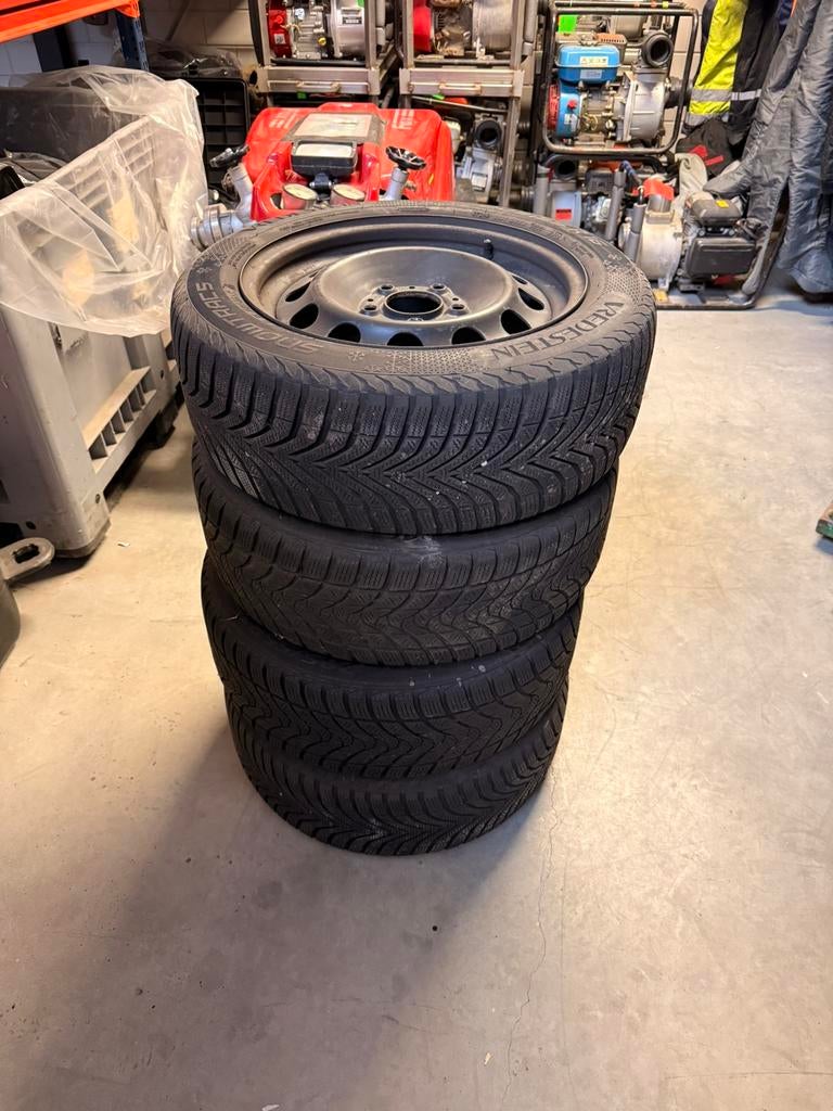Winterbanden vredestein op velg, Ophalen, Zo goed als nieuw