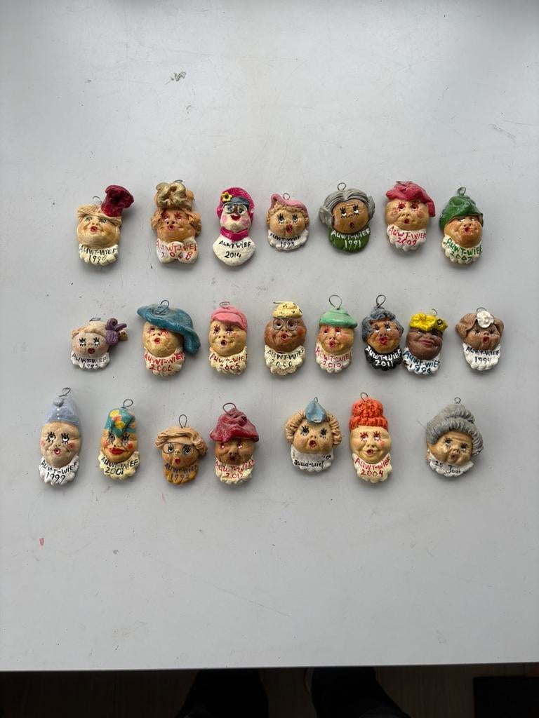 (M) 22x Auwt-Wief hangertjes – jaartallen – handbeschilderd, Verzenden, Zo goed als nieuw, Jongen of Meisje