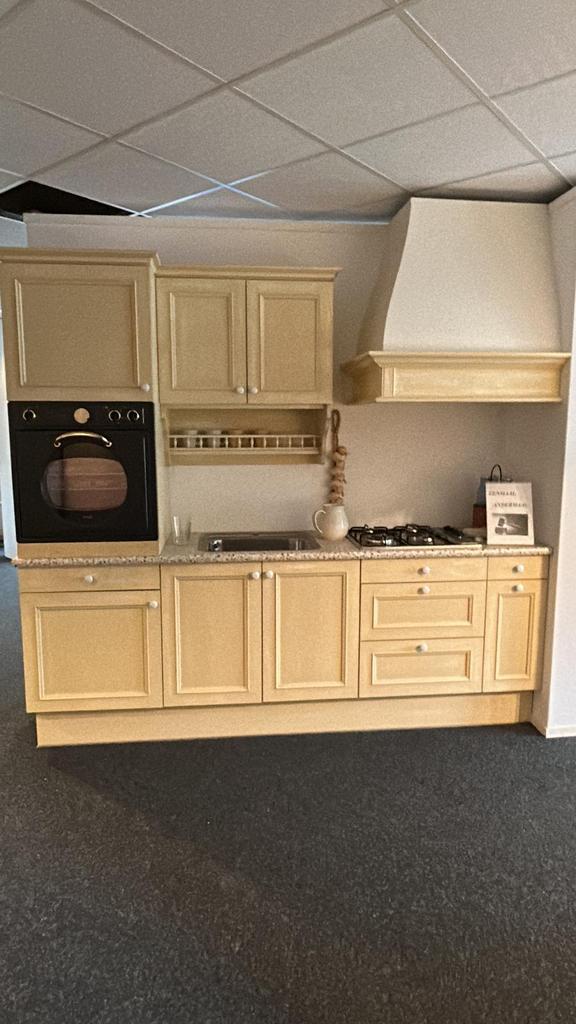 Laatste showroomkeukens – OP = OP! Mis deze kans niet.!, Ophalen, Met klep(pen), G, Zo goed als nieuw