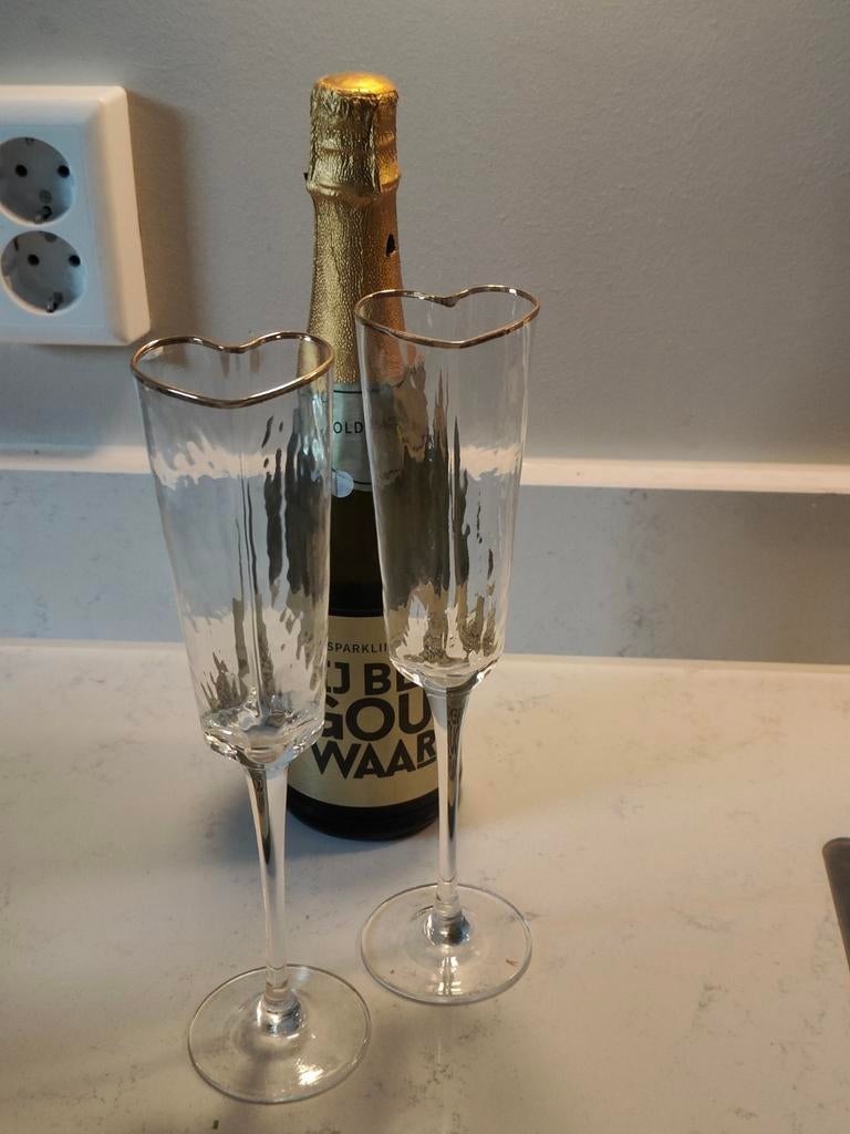 Valentijn champagne glazen 2 stuks hartjes bruiloft, Ophalen of Verzenden, Zo goed als nieuw, Overige typen