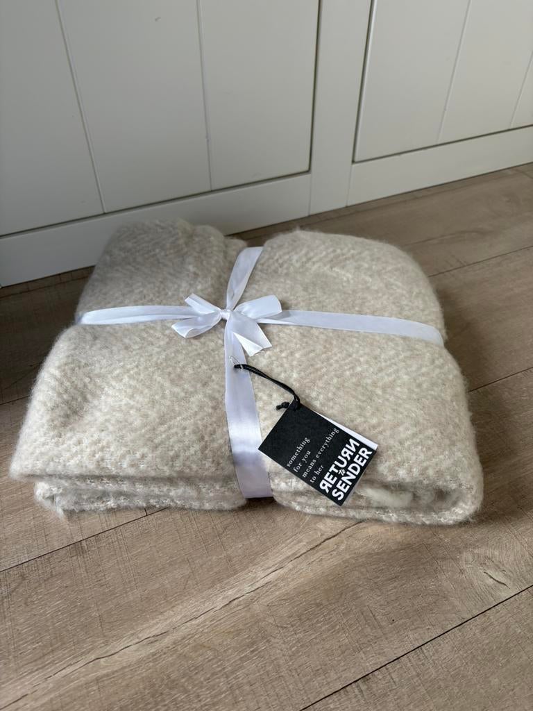 Nieuwe zachte Return to Sender plaid 1.30 x 1.70 zandkleurig, Huis en Inrichting, Woonaccessoires | Plaids en Woondekens, Ophalen of Verzenden