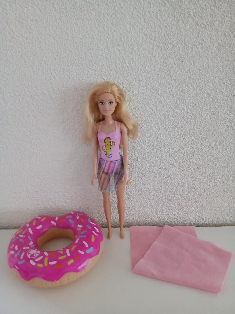 Barbie Pop GHT20 met DONUT Zwemband en Badlaken, Kinderen en Baby's, Speelgoed | Poppen, Gebruikt, Barbie, Ophalen of Verzenden